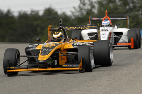 Simona De Silvestro Holds Off John Edwards at Start