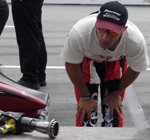 Tony Kanaan Looking At Air Gun