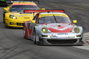 Flying Lizard Porsche Leading Corvette Image